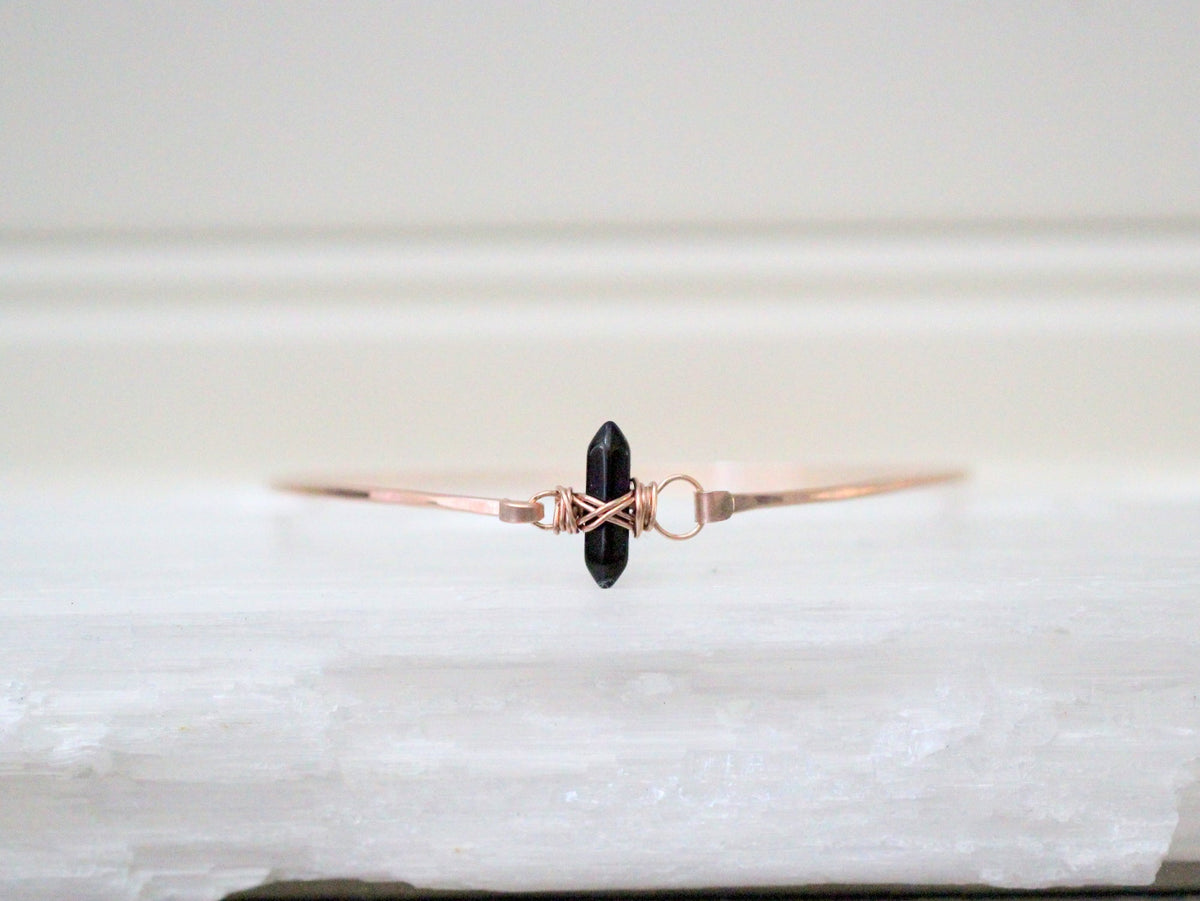 Crest bracelet in obsidian, matte black beads with a subtle crest detail for everyday wear