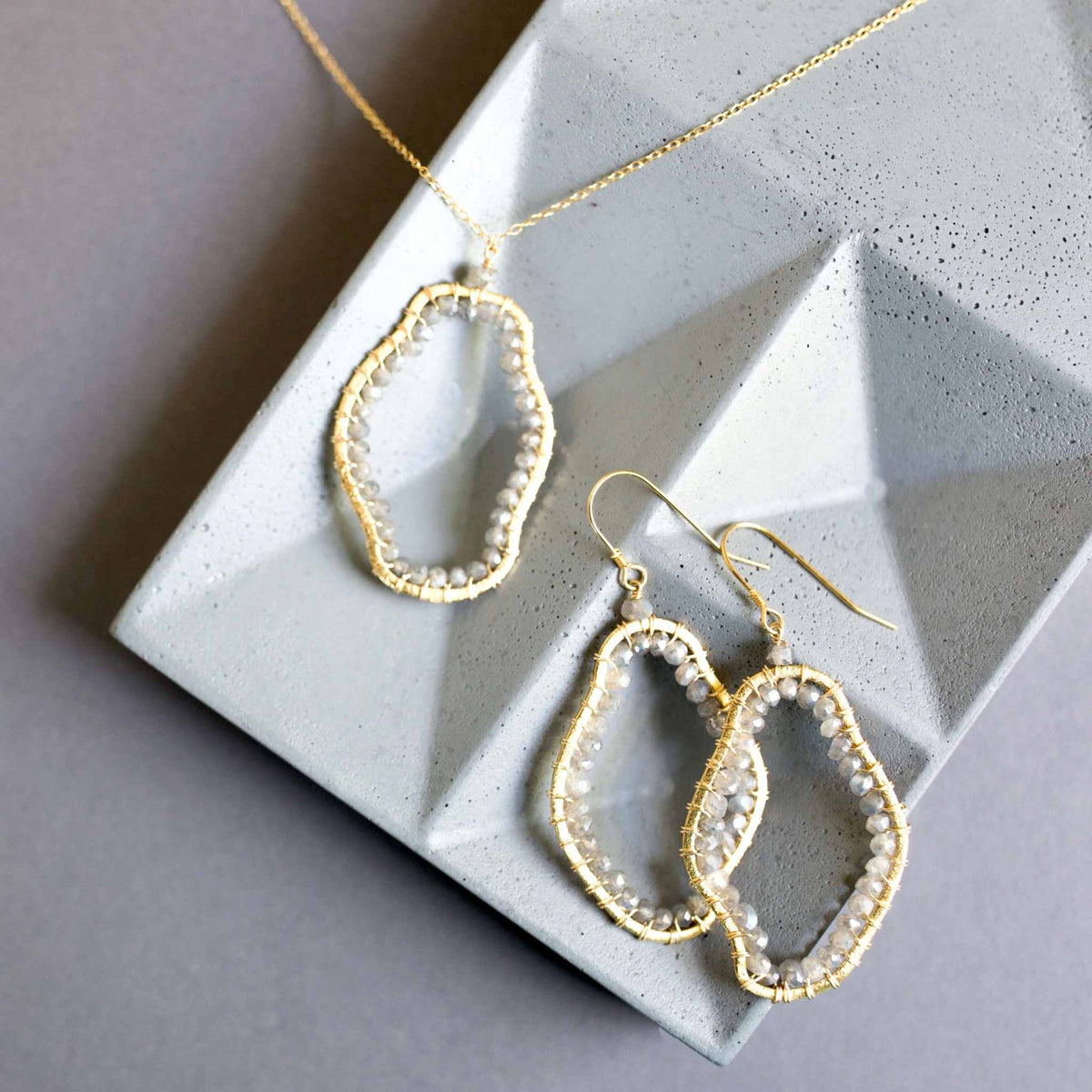 Labradorite Freestyle Jewelry SetCompletely one-of-a-kind, Labradorite gold pendant and earrings set. Each one is a unique, amorphous shape.
Floating pendant is strung on a very delicate chain that Necklace/Earring KitPARKEN JEWELRYVettedArcLabradorite Freestyle Jewelry Set