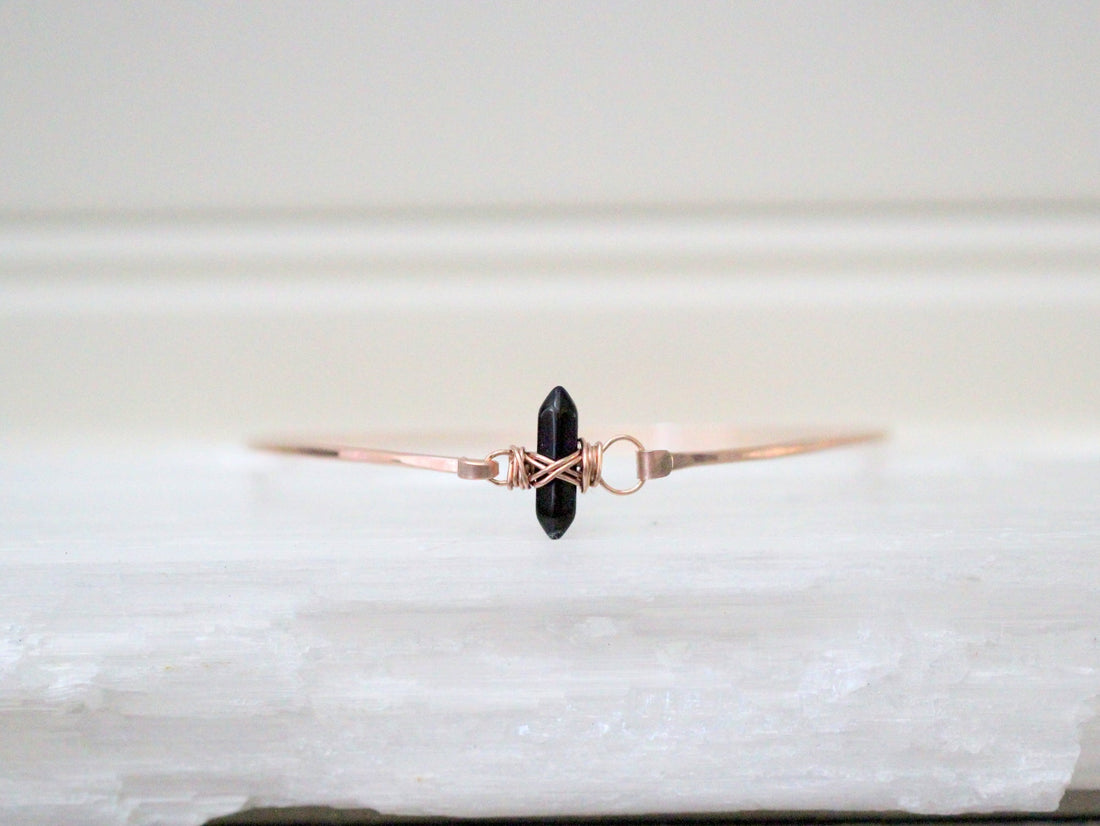 Crest bracelet in obsidian, matte black beads with a subtle crest detail for everyday wear