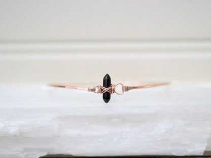 Crest bracelet in obsidian, matte black beads with a subtle crest detail for everyday wear