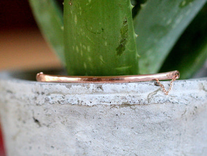 Minimalist gold bar choker necklace with a sleek horizontal pendant, modern everyday jewelry