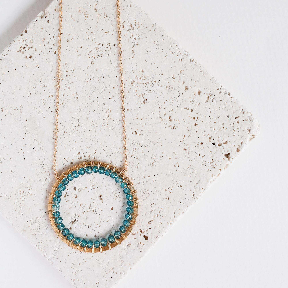 London Blue Quartz Halo Jewelry SetThe Halo collection was our very first one. Intended to symbolize the intricate, universal energy woven within us all. This beautiful set is ultra lightweight and peNecklace/Earring SetPARKEN JEWELRYVettedArcLondon Blue Quartz