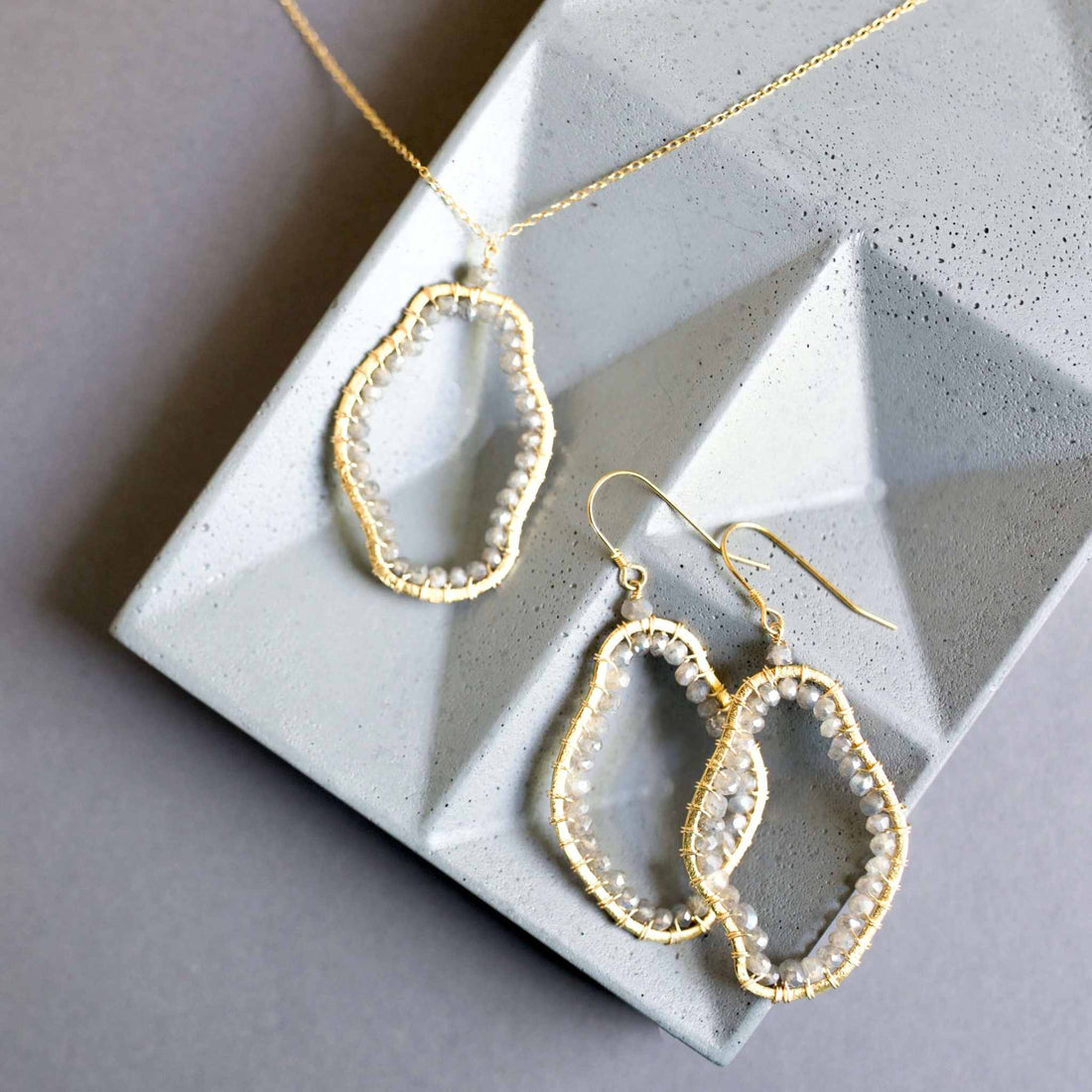 Labradorite Freestyle Jewelry SetCompletely one-of-a-kind, Labradorite gold pendant and earrings set. Each one is a unique, amorphous shape.
Floating pendant is strung on a very delicate chain that Necklace/Earring KitPARKEN JEWELRYVettedArcLabradorite Freestyle Jewelry Set