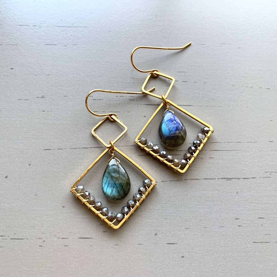 Labradorite Gold Geometric EarringsMade with smooth "flash" labradorite gemstones for guaranteed sparkle!
- 2" long- French hooks- 14k gold plated .925 fine Italian sterling silver- Made in the USA inEarringsPARKEN JEWELRYVettedArcLabradorite Gold Geometric Earrings