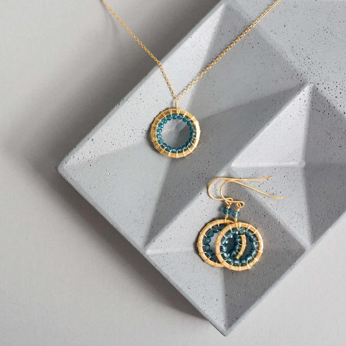 London Blue Quartz Halo Jewelry SetThe Halo collection was our very first one. Intended to symbolize the intricate, universal energy woven within us all. This beautiful set is ultra lightweight and peJewelry SetPARKEN JEWELRYVettedArcLondon Blue Quartz